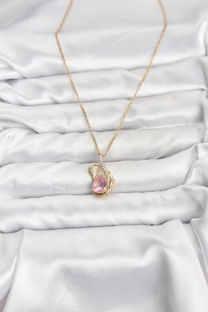 316L Çelik Zincir Gold Renk Pembe Kuğu Model Zirkon Taşlı Kadın Kolye - TJ-BKO10867