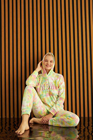Kadın Batik Desen Kapüşonlu Fitilli Polar Bilek Manşetli Kışlık Jogger Pijama Takımı