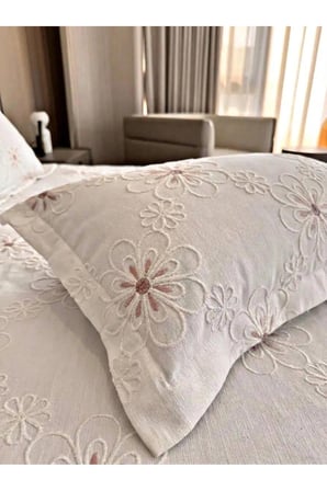 Tek Kişilik Desenli Pembe Detaylı Yatak Örtüsü Seti 1 Adet Yastık Kılıfı Dahil 180 x 260