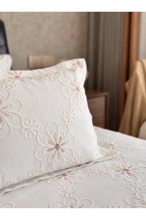 Tek Kişilik Desenli Pembe Detaylı Yatak Örtüsü Seti 1 Adet Yastık Kılıfı Dahil 180 x 260