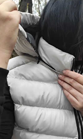 Kadın Taş Renk Çıkarılabilir Fermuarlı Kapüşon Günlük Şişme Yelek