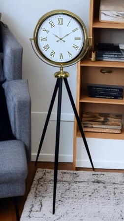 Gold Göz Alıcı Tripod Ayaklı Duvar Saati iegxx
