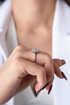 14 Ayar Altın Taşlı Papatya Motifli Yüzük