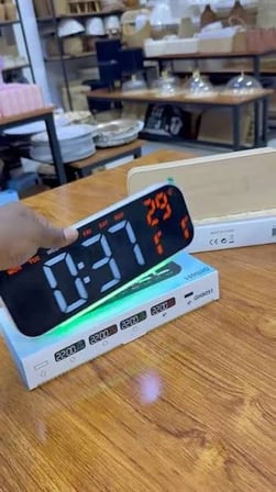 Büyük LED Dijital Çalar Saat RGB Renkli Gece Lambası Saat Tarih Gün Sıcaklık Göstergeli Masa ve Yata