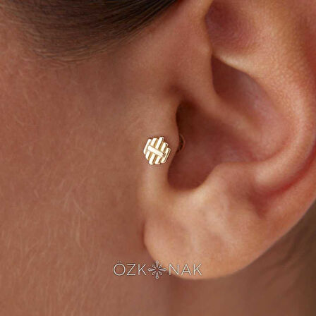 Çizgi Detaylı Tragus Piercing