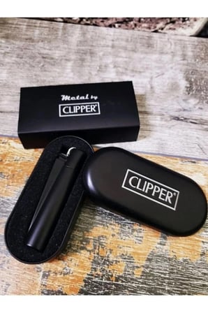 Clipper Matt Black Gaz Doldurulabilir Metal Çakmak ve Özel Logolu Metal Kutulu Set