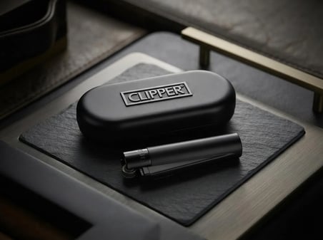 Clipper Matt Black Gaz Doldurulabilir Metal Çakmak ve Özel Logolu Metal Kutulu Set