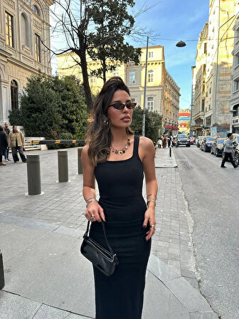 Siyah Askılı Yırtmaçlı Elbise