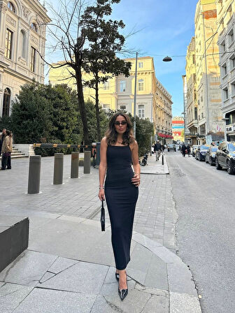 Siyah Askılı Yırtmaçlı Elbise