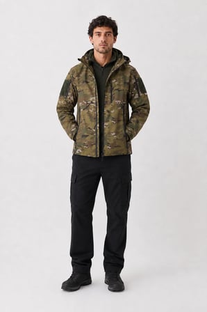 Erkek Outdoor Softshell Kamuflaj Mont – Çıkarılabilir Kapüşonlu, Polar Astarlı, Çok Cepli, Patch Cırt Detaylı