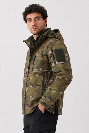 Erkek Outdoor Softshell Kamuflaj Mont – Çıkarılabilir Kapüşonlu, Polar Astarlı, Çok Cepli, Patch Cırt Detaylı