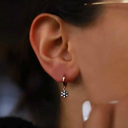 Elmas Görünümlü Küpe