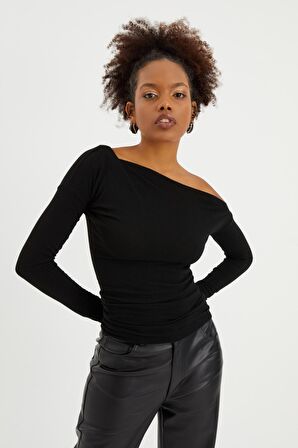 OMUZ DETAY TRİKO BLUZ 