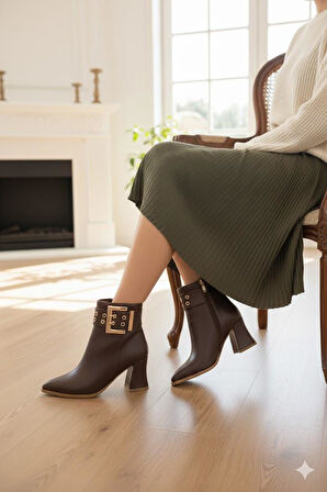 Fort 573200 Toka Detaylı Burnu Sivri 7 Cm KalınTopuk Fermuarlı Kadın Bot