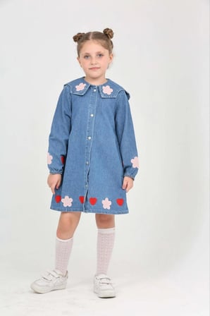Kız Çocuk Nakışlı Kot Elbise – Çiçek ve Kalp Detaylı, Düğmeli, Uzun Kollu Denim Elbise