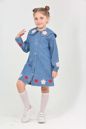 Kız Çocuk Nakışlı Kot Elbise – Çiçek ve Kalp Detaylı, Düğmeli, Uzun Kollu Denim Elbise