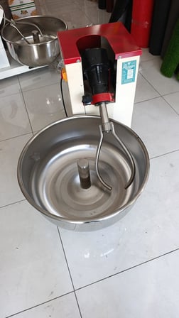 50 KG Hamur Kapasiteli Profesyonel Hamur Makinesi KAYIŞLI MODEL Hamur Yoğurma Makinesi Hamur Karma Makinesi Çıkmalı Kazan 