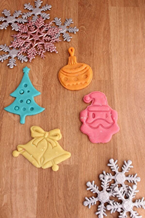 Yeniyıl Kurabiye Kalıbı Ve Hamur Şekillendirici 4'lü Set Çan Yılbaşı Ağacı Ornament Süs Noel Baba