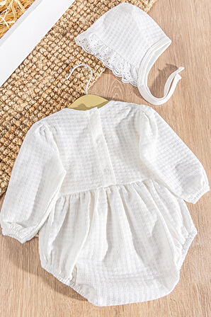 Güpürlü Şapkalı Kendinden Desenli Kız Bebek Tulum