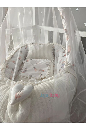 Beyaz Örgü Pike Kumaş Ve Tüy Desen Kumaş Ponponlu Babynest Oyuncak Aparat Ve Tül Set