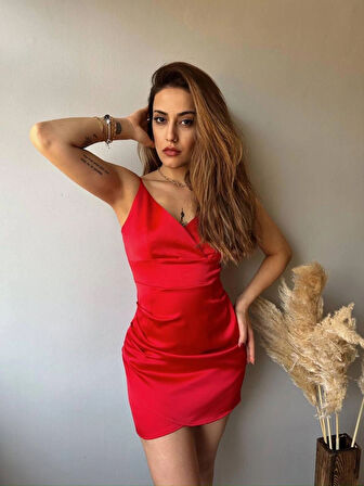 İNCE ASKILI SATEN MİNİ ELBİSE 