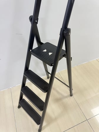 ASVERA Titan 4 Basamaklı Ekstra Güçlü Katlanır Çelik Ev Tipi Siyah Metal Merdiven