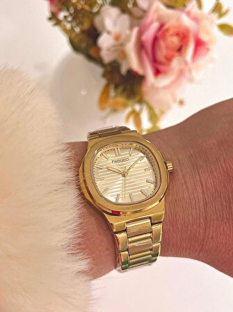 Köşeli Kasa Tasarım Altın Renk Çelik Kadın Kol Saati