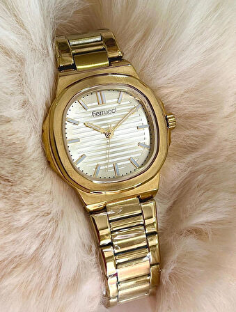 Köşeli Kasa Tasarım Altın Renk Çelik Kadın Kol Saati