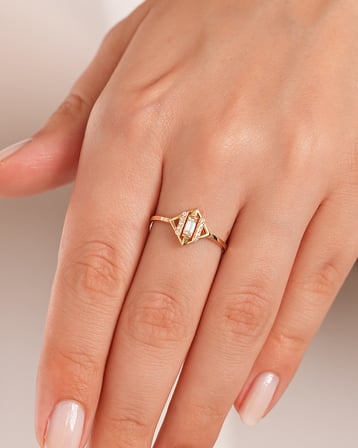 Debora Jewelry 14 Ayar Altın Geometrik Baget Beyaz Taşlı Yüzük