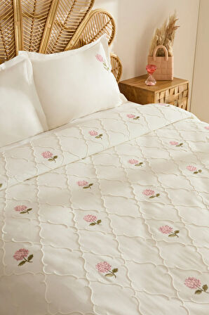 Karaca Home Hilary Çiçek Nakışlı Çift Kişilik Pike/Yatak Örtüsü Takımı Pudra