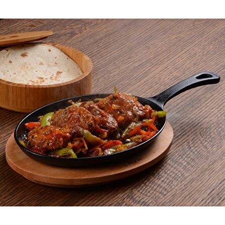 Lava Döküm Oval Fajita Tavası, Saplı ve Ahşap altlıklı. Ölçü 17x23cm.