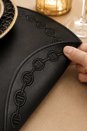 Nakışlı Deri Amerikan Servis Yuvarlak 2'li Set Çift Taraflı Supla 38x38 cm Raya Siyah