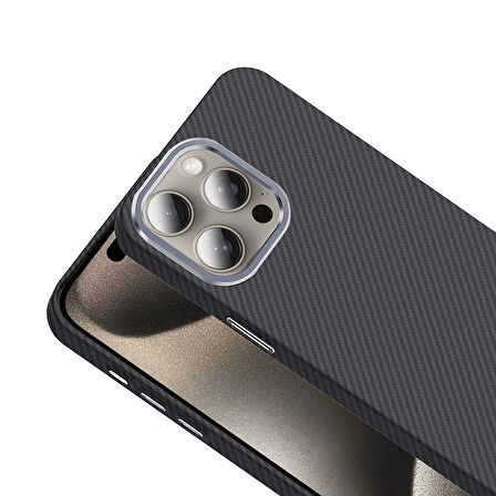 iPhone 15 Pro Max Kılıf Magsafe Şarj Özellikli Karbon Fiber Görünümlü FRMS Gros Kapak - Gold-Siyah