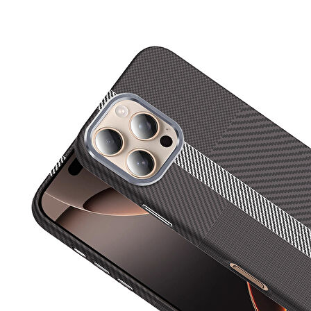 iPhone 16 Pro Kılıf Magsafe Şarj Özellikli Karbon Fiber Görünümlü CRCR Gros Kapak - Gold-Siyah