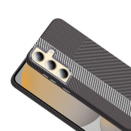 Galaxy S24 Kılıf M-safe Şarj Özellikli Karbon Fiber Görünümlü İKSP Gros Kapak - Gold-Siyah