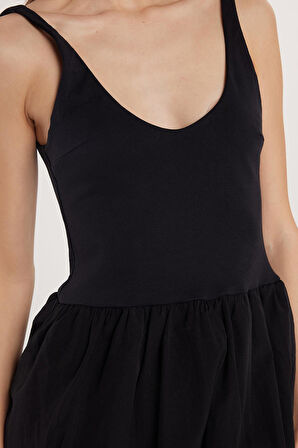 Kadın Slim Fit Dar Kesim İnce Askılı Balon Etek Siyah Elbise