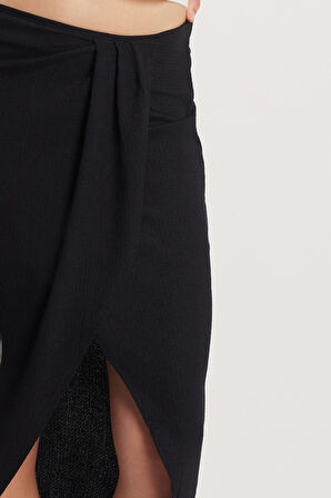 Kadın Regular Fit Klasik Kesim Gofre Önden Yırtmaçlı Siyah Midi Etek