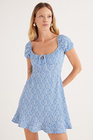 Kadın Standart Fit Kısa Kollu Bağlama Detaylı Geniş Yaka Baskılı Elbise