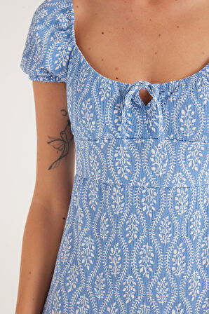 Kadın Standart Fit Kısa Kollu Bağlama Detaylı Geniş Yaka Baskılı Elbise