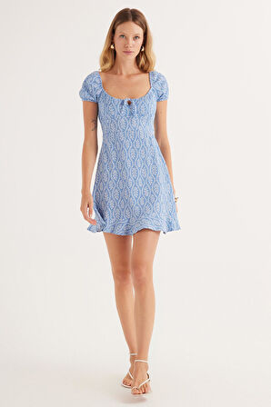 Kadın Standart Fit Kısa Kollu Bağlama Detaylı Geniş Yaka Baskılı Elbise