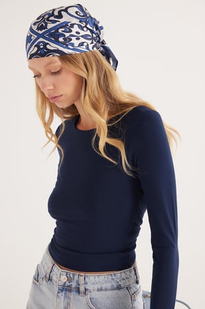 Kadın Slim Fit Dar Kesim Uzun Kollu Bisiklet Yaka Sırt Detaylı Lacivert Viskon Bluz