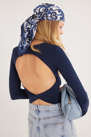 Kadın Slim Fit Dar Kesim Uzun Kollu Bisiklet Yaka Sırt Detaylı Lacivert Viskon Bluz