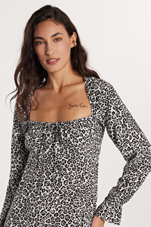 Kadın Standart Fit Uzun Kollu Bağlama Detaylı Kare Yaka Desenli Elbise