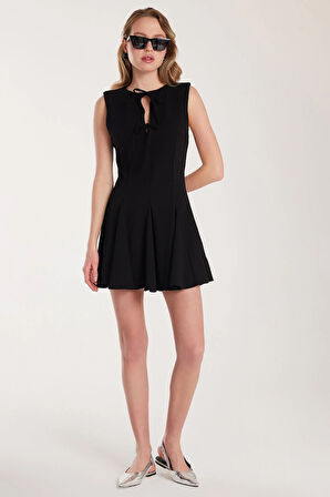 Kadın Regular Fit Klasik Kesim Boyun Bağlama Detaylı Mini Siyah Elbise