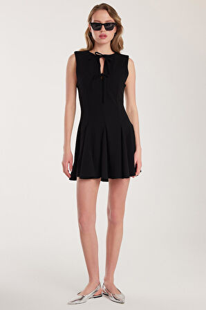 Kadın Regular Fit Klasik Kesim Boyun Bağlama Detaylı Mini Siyah Elbise