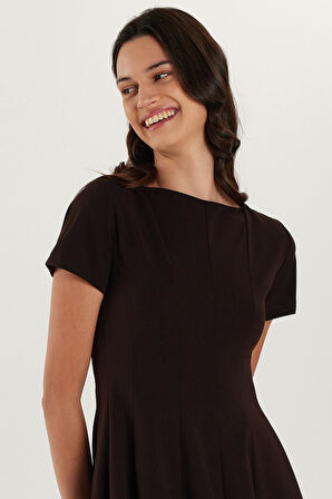 Kadın Regular Fit Klasik Kesim Bisiklet Yaka Pileli Mini Kahverengi Elbise