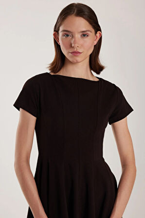 Kadın Regular Fit Klasik Kesim Bisiklet Yaka Pileli Mini Siyah Elbise