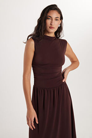 Kadın Slim Fit Dar Kesim Kahverengi Kolsuz Bisiklet Yaka Midi Boy Elbise