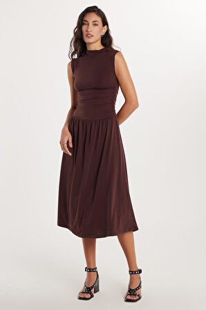 Kadın Slim Fit Dar Kesim Kahverengi Kolsuz Bisiklet Yaka Midi Boy Elbise