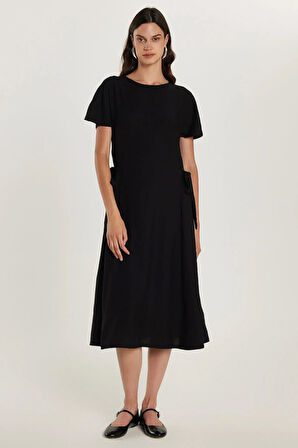 Kadın Standart Fit Yandan Fiyonk Bağlama Detaylı Kısa Kollu Bisiklet Yaka Siyah Midi Boy Elbise